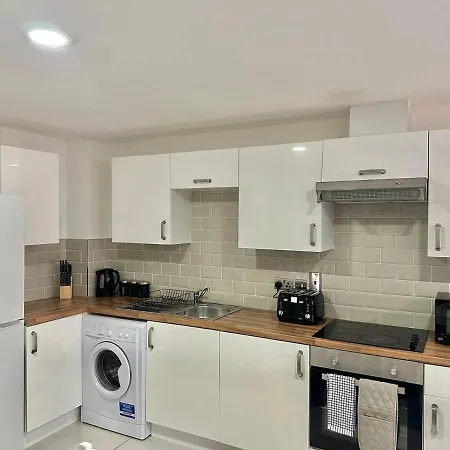 Fully Furnished 3br With Parking L Wifi L Kitchen * ليدز