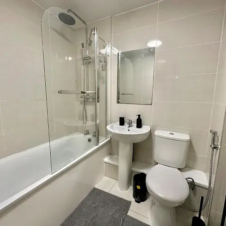 Fully Furnished 3br With Parking L Wifi L Kitchen شقة ليدز