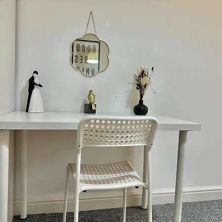 Fully Furnished 3br With Parking L Wifi L Kitchen شقة ليدز